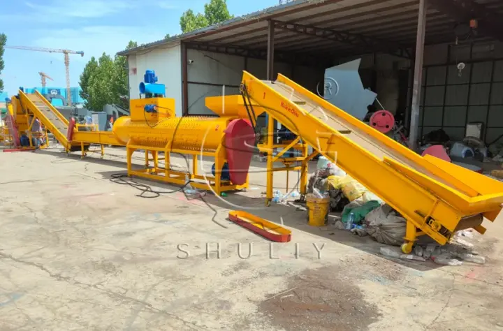 Convoyeur à bande escalade pour le recyclage de bouteilles en plastique