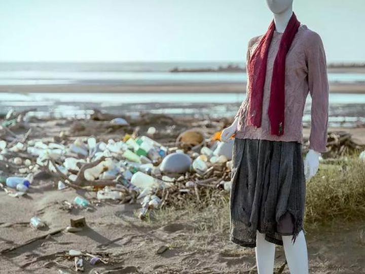 The clothes on the model are plastic waste from the beach