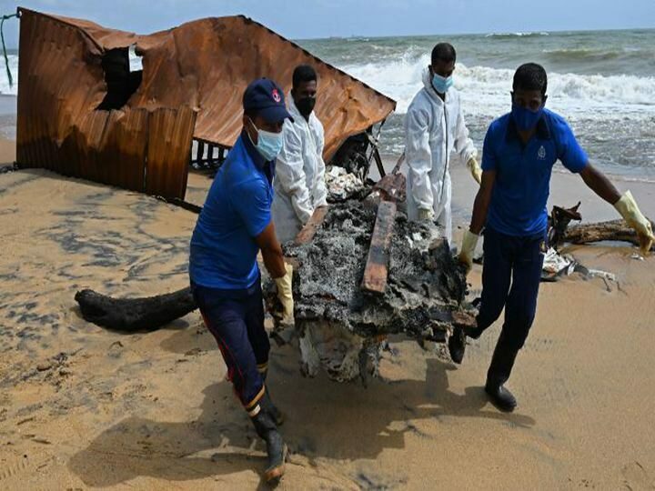 Sri Lanka Donanması üyeleri enkazları kaldırıyor