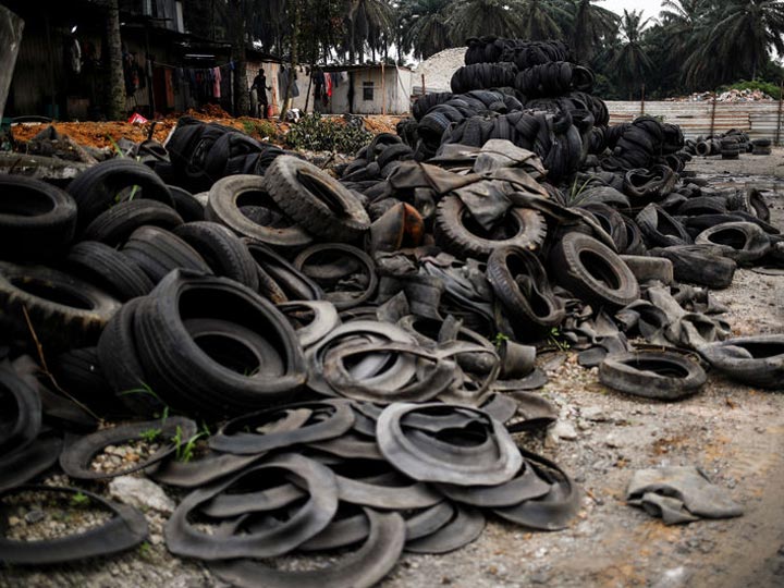 Um grande número de resíduos de pneus causa poluição ambiental