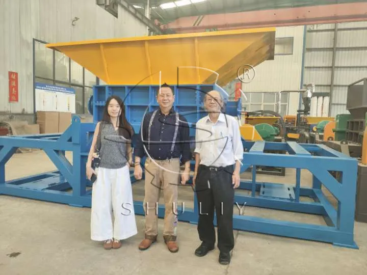 Khách hàng đến từ Singapore đã đến thăm máy nghiền nhựa Shuliy